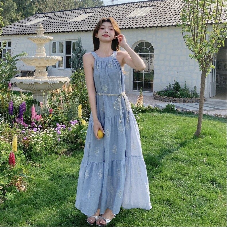 蓝色气质海边度假风绣花挂脖连衣裙女2025夏新款松弛感时尚A字裙,女装连衣裙,蝶眷