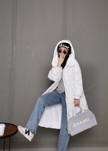 戴帽系带冬款羽绒服图片
