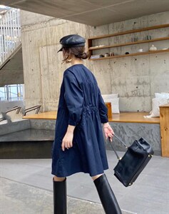 2021秋季新款圆领抽皱式风衣外套连衣裙图片