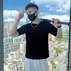 黑色