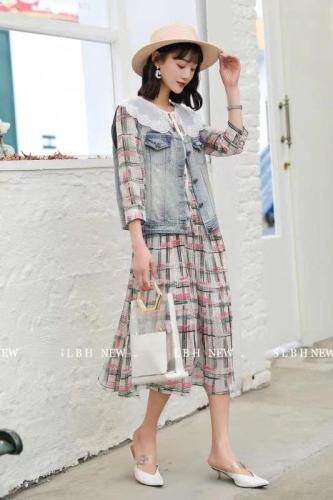 连衣裙搭配牛仔马夹，女装连衣裙，水恋百合