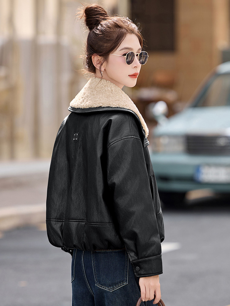 羊羔毛领拼接PU皮羽绒服女2025冬季新款小个子气质显瘦白鸭绒外套,女装羽绒服,衣之秀