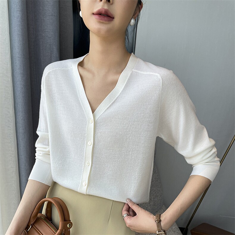 2025春夏新款圆领系扣纯羊毛针织开衫女减龄休闲百搭纯色轻薄外套，女装蕾丝衫/雪纺衫，玖雪绒羊绒