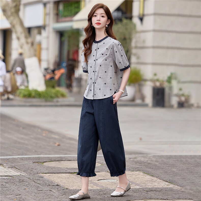 2026年夏季纯棉短袖透气灰色菱格泡泡袖宽松薄款衬衫九分裤女套装,女装衬衫,梦懿尔