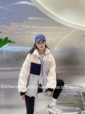 【现货】设计师款撞色拼接羽绒服，女装羽绒服，色调轩