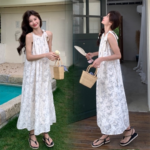 法式温柔风碎花挂脖连衣裙女2025夏季新款韩版收腰显瘦甜美a字裙图片