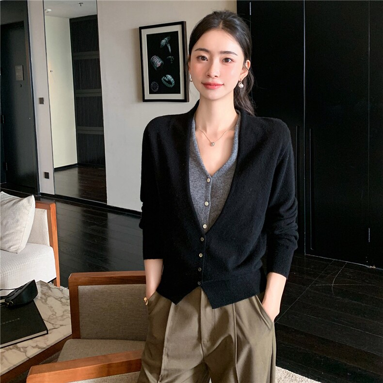 2025秋冬百搭时尚假两件深v领长袖针织衫,女装羊绒衫,玛卡隆羊绒