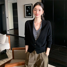2025秋冬百搭时尚假两件深v领长袖针织衫，女装羊绒衫，玛卡隆羊绒