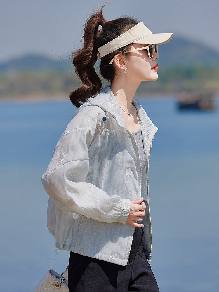 今年流行独特花花立领白色外套女春2025新款小个子防晒棒球服夹克,女装短外套,靓衣阁