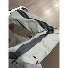 灰色