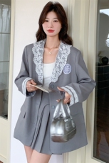 高级感炸街小西装套装裙女春天2025新款蕾丝拼接西服百褶裙两件套，女装套装/套裙，纯色衣恋