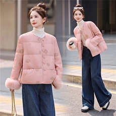现货。2025年潮冬季真狐狸毛重工刺绣钉珠短款新中式羽绒服新款，女装羽绒服，艾仟回(原伊仟回)
