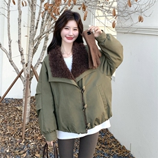 军绿色复古工装羽绒服女冬季2025新款白鸭绒内胆羊羔毛拼接派克服，女装羽绒服，2C159