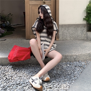 韩系慵懒风条纹套装女2025夏季新款休闲小个子连帽上衣短裤两件套图片