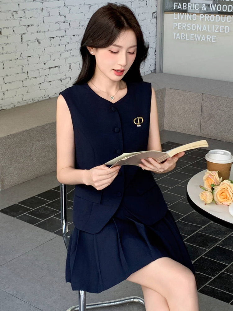 2025年夏季新款时尚舒适修身百褶短裙两件套,女装套装/套裙,心心服饰