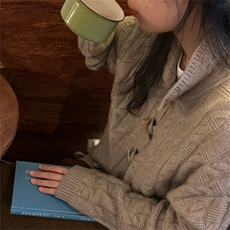 2025年秋季常规款单件长袖复古牛角扣开衫，女装针织衫/毛衣，新胜羊绒