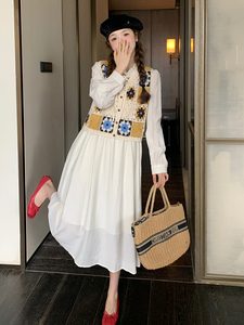 法式田园风穿搭白色长袖连衣裙配马甲女春秋超火好看长裙两件套装图片