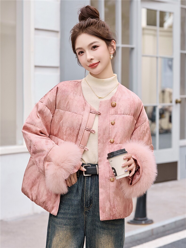 现货新中式羽绒服女2025冬季新款巨好看的短款粉色狐狸毛保暖外套,女装羽绒服,艾仟回(原伊仟回)