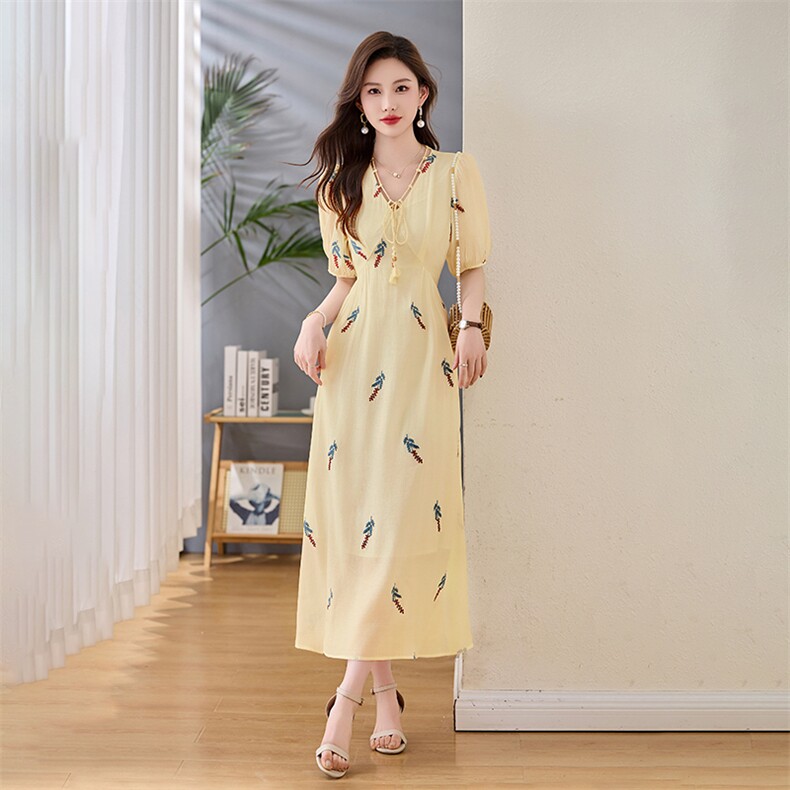奶黄色减龄刺绣连衣裙女2025夏季新款气质V领温柔风收腰显瘦长裙,女装连衣裙,自然秀