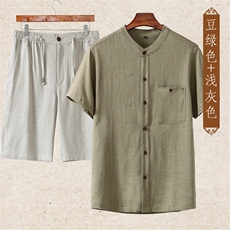 豆绿上衣＋浅灰短裤