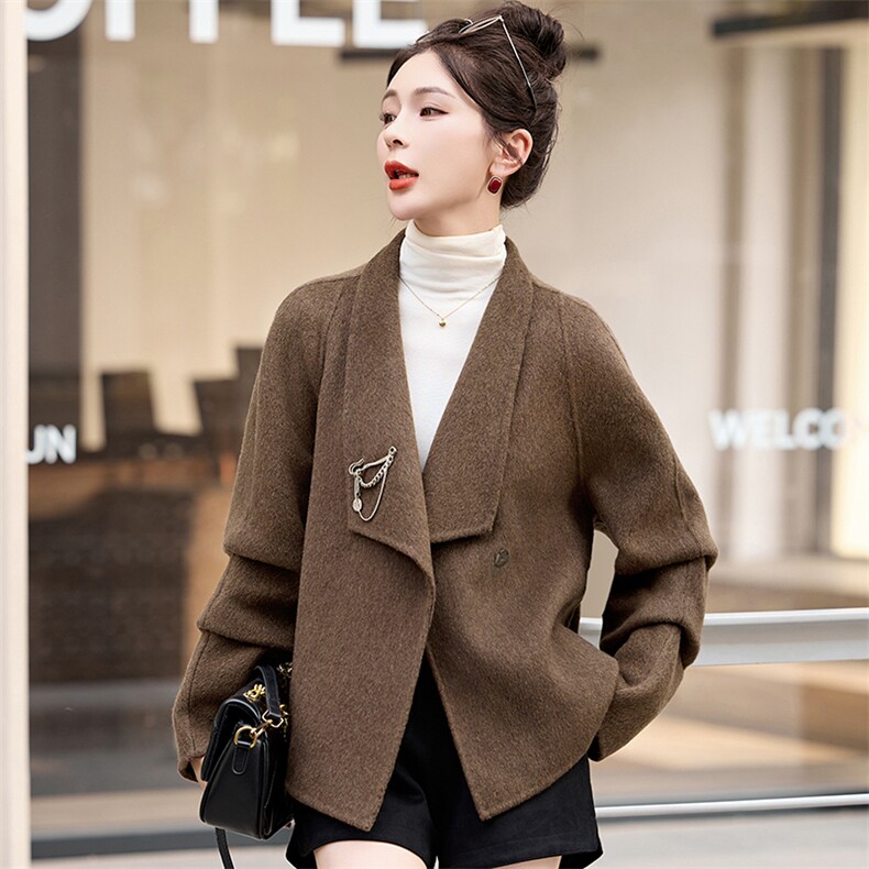 2024冬季新款休闲宽松配胸针短款羊毛外套现货，女装双面呢大衣，乐吉娜