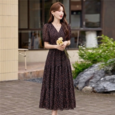 2026年夏季时尚潮流气质V领碎花修身连衣裙，女装连衣裙，江南富贵女