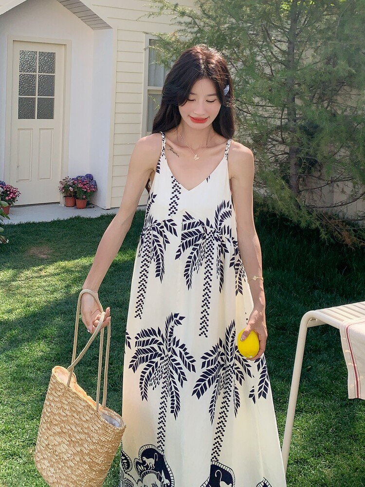 海边度假松弛感吊带连衣裙女2025年夏季新款印花流苏气质休闲长裙,女装连衣裙,诺蝶