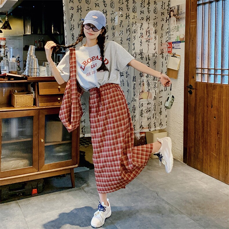 韩系减龄红格子套装裙女夏2025新款字母印花t恤半身格子裙两件套图片