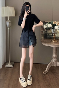 设计感小众时尚气质套装女夏新款圆领网纱拼接上衣牛仔短裤两件套图片