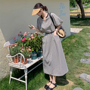 韩系时尚泡泡袖条纹连衣裙女2025夏季新款设计感洋气V领显瘦长裙图片