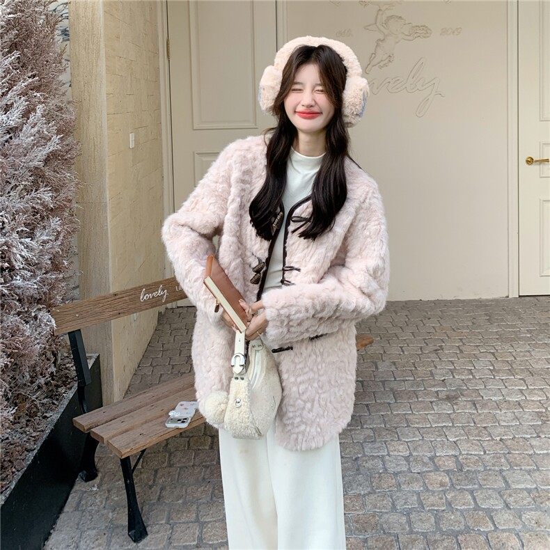 小香风毛绒外套女冬季圆领牛角扣中长款显瘦保暖气质外套,女装短外套,2C262