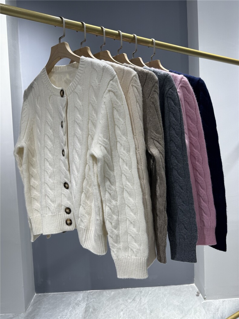 2025年秋季针织加厚时尚百搭通勤简约休闲圆领绞花开衫，女装针织衫/毛衣，绒默