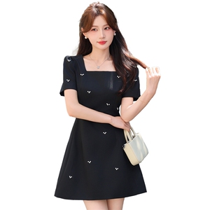 高端时尚方领钉珠小个子连衣裙女2025夏季新款修身名媛精致小黑裙图片