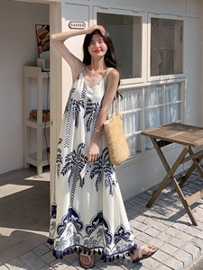 新款减龄海边穿搭裙子度假风鱼尾吊带连衣裙2025新款今年流行爆款图片