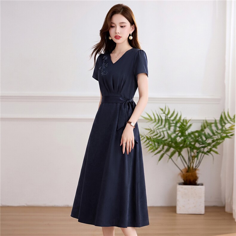 时尚潮流2026年夏季气质钉珠V领修身连衣裙,女装连衣裙,伊航服饰
