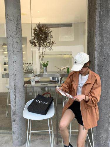 秋款外套三个色，还有卡其，其它，约她