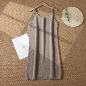 新款常规百搭V领吊带长裙中长款宽松型女士，女装背心吊带，唯若美羊绒