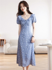 2026夏季新款法式蓝色碎花连衣裙荷叶边方领泡泡袖收腰显瘦中长款，女装连衣裙，艾米