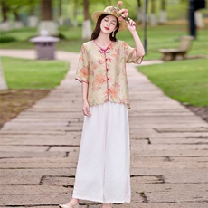 蜜杏桃上衣+白色裤子