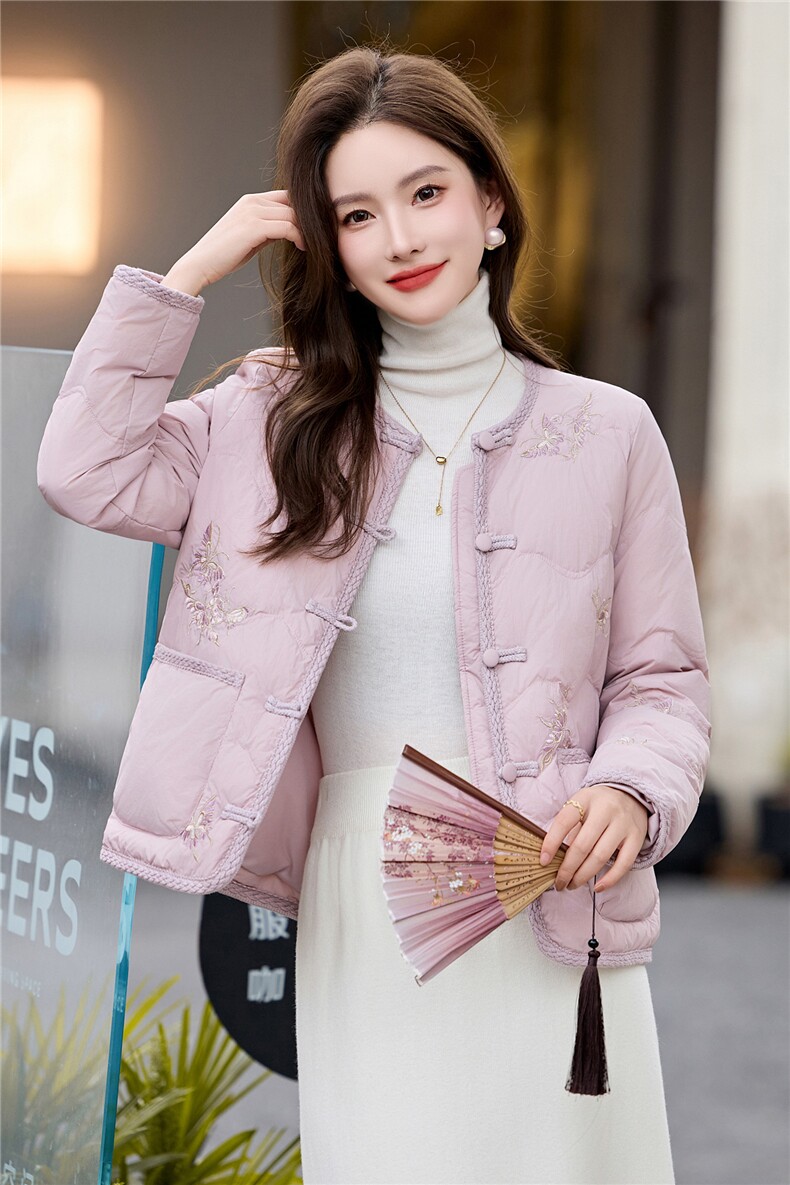 时尚立领绣花羽绒服女2025冬季新中式宽松洋气短款90白鸭绒外套,女装羽绒服,伊航服饰