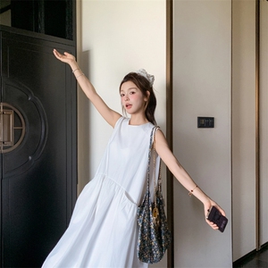 韩系小个子超好看高级感女夏2025新款爆款显瘦白色无袖背心连衣裙图片