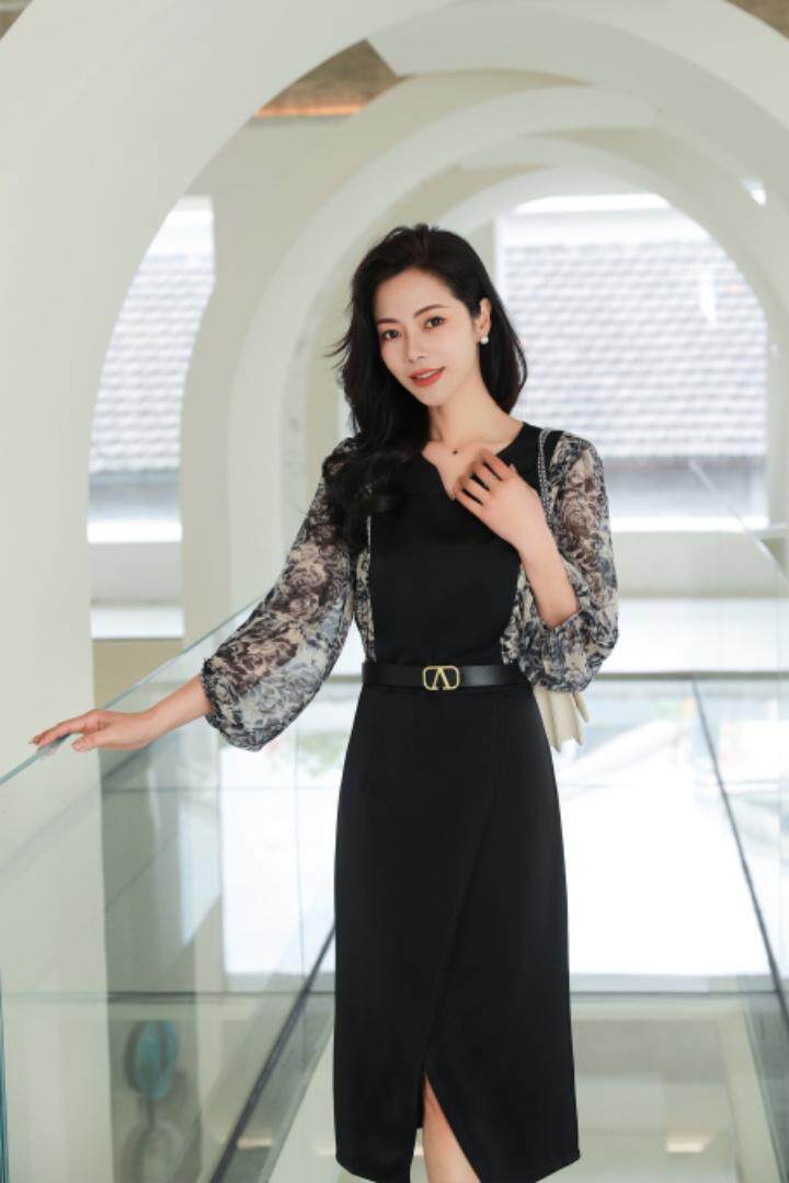 气质碎花拼色连衣裙，女装连衣裙，蓝芝衣秀