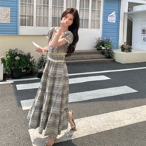 法式复古方领泡泡袖连衣裙女2025夏季高腰显瘦格纹长裙一字领裙子图片