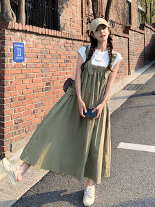 ootd穿搭慵懒风军绿色工装背带连衣裙女夏2025超火好看长裙两件套图片