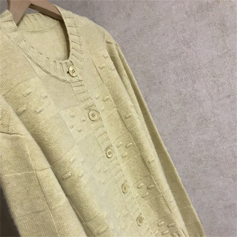 2025年秋季新款百搭女士系扣圆领鼓包长袖羊毛开衫,女装羊毛衫,新胜羊绒