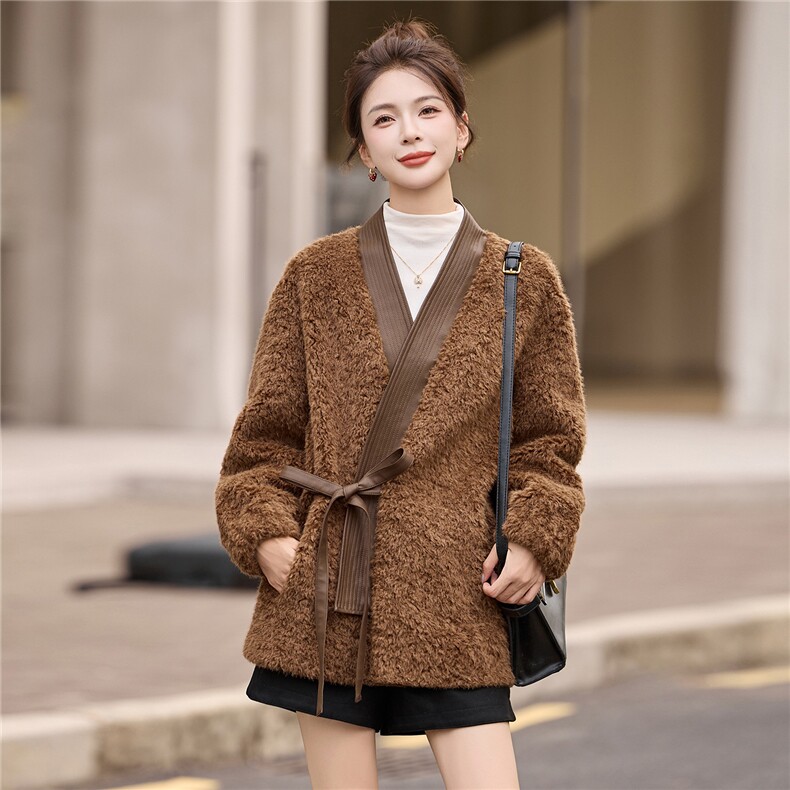 2025年冬季新款现货皮毛拼接时尚潮流淑女型保暖皮毛一体外套,女装皮草,臻衣坊