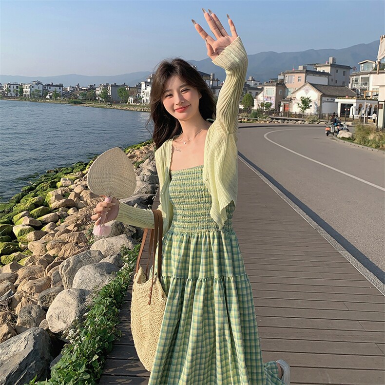 森系绿色夏日出游穿搭2025新款针织开衫内搭格子吊带裙,女装连衣裙,维壹