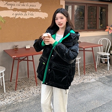 【现货】黑色亮面短款羽绒服女90白鸭绒保暖时尚连帽外套，女装羽绒服，鑫源服饰