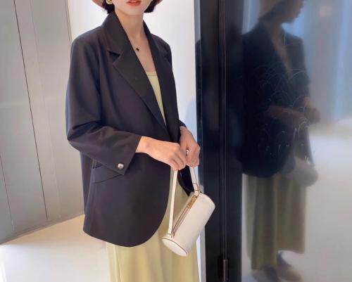 现货2021春季新品净版韩版小西装不挑人颜色美丽，女装西装，蓝典