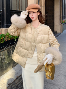 现货！（90新标带检）人丝提花新中式圆领狐狸毛贵气优雅羽绒服女图片